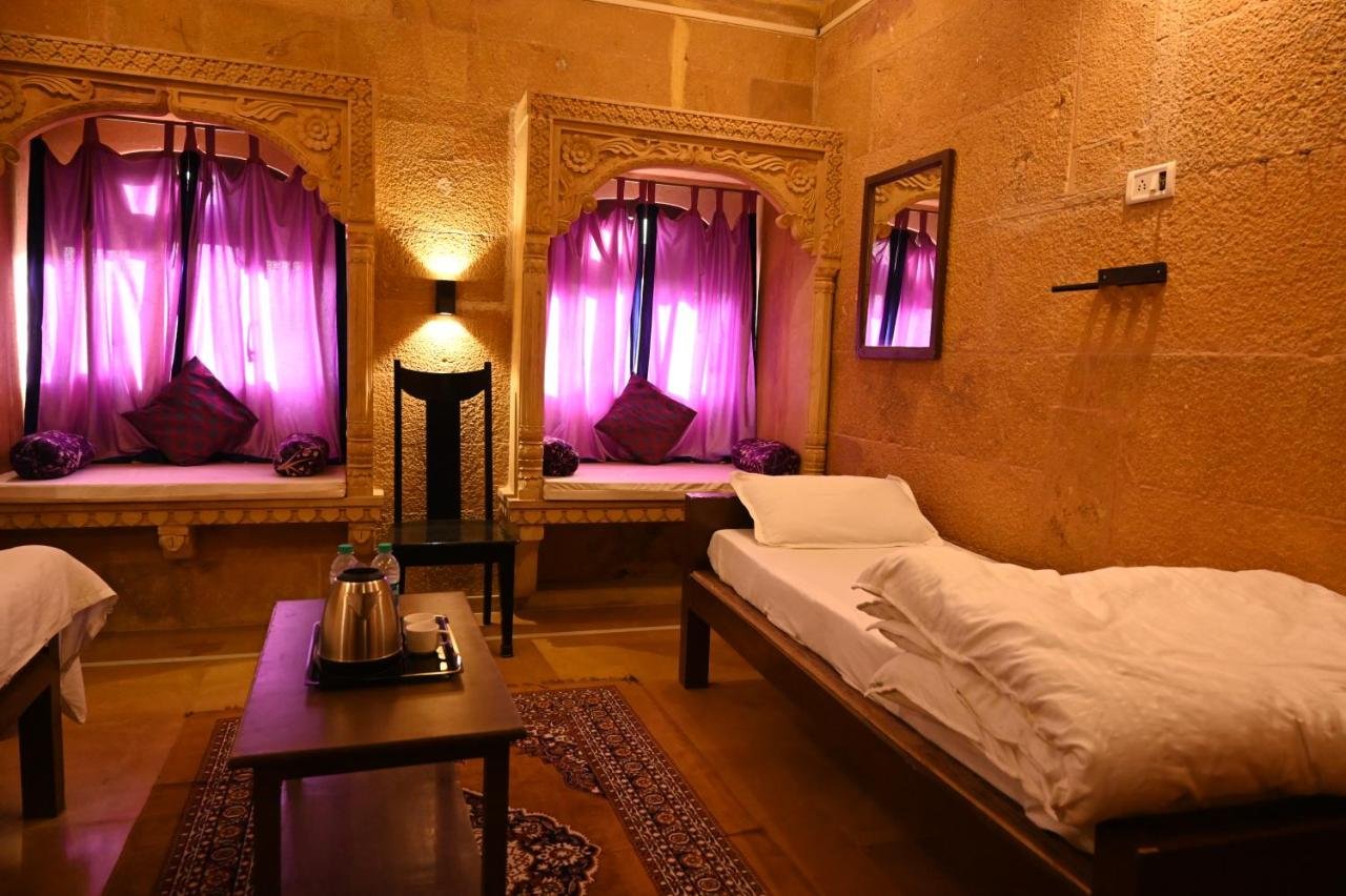 Twin room with window seats