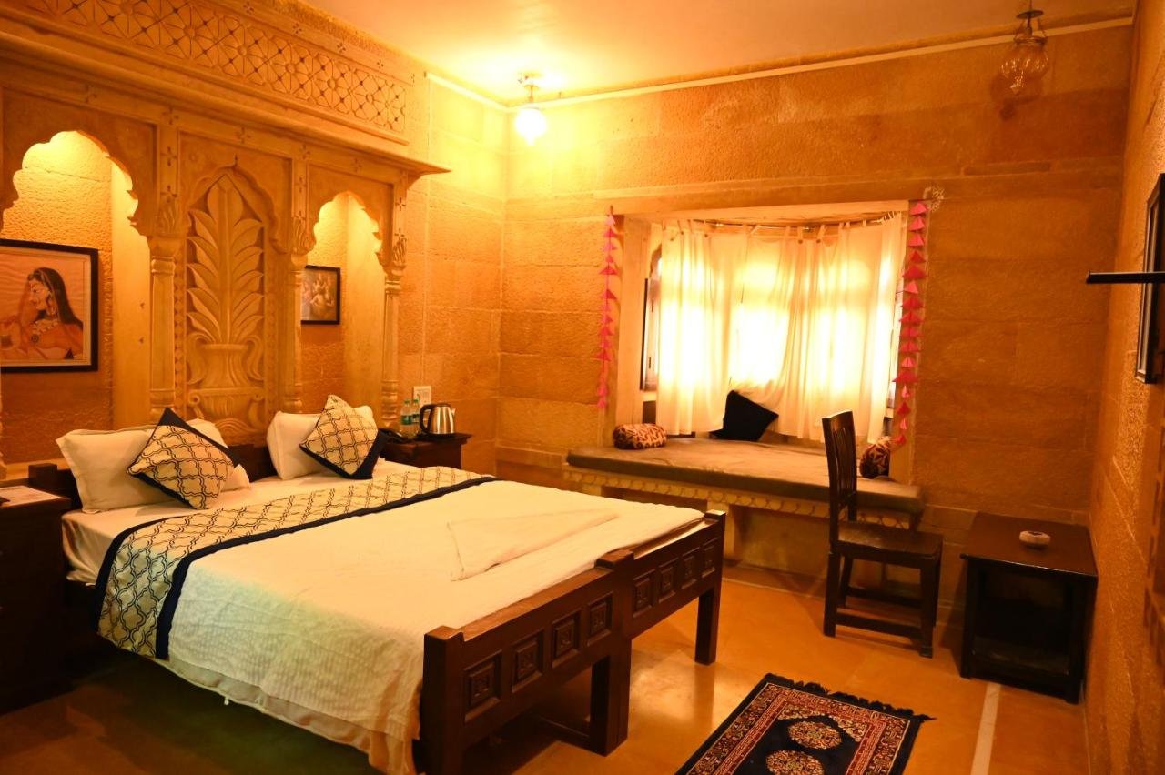 Double room with carved headboard